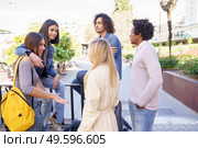 Multi-ethnic group of friends gathered in the street leaning on a railing. Young people having fun together.. Multi-ethnic group of friends gathered in the street leaning on a railing. Стоковое фото, агентство Ingram Publishing / Фотобанк Лори