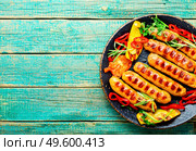 Grilled pork sausages on the plate.Grilled bratwurst pork sausages with rosemary. Delicious German grilled sausages,copy space. Стоковое фото, агентство Ingram Publishing / Фотобанк Лори