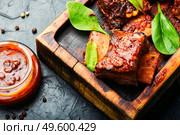 Tasty BBQ beef ribs seasoned with spicy sauce. Roasted beef brisket on the ribs. Стоковое фото, агентство Ingram Publishing / Фотобанк Лори