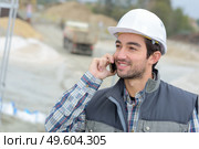 builder in hardhats on the phone outdoors. Стоковое фото, агентство Ingram Publishing / Фотобанк Лори