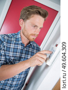 man trying to access a door. Стоковое фото, агентство Ingram Publishing / Фотобанк Лори