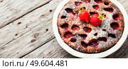 Traditional strawberry pie on rustic wooden table.Strawberry tart. Baked strawberry tart pie,space for text. Стоковое фото, агентство Ingram Publishing / Фотобанк Лори