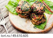 Homemade diet cutlets made from fresh chard.Vegetarian cuisine,vegan fritter. Vegetarian chard cutlet. Стоковое фото, агентство Ingram Publishing / Фотобанк Лори