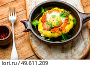 Squash stuffed with couscous and mushrooms. Baked patisson with shakshuka.Patty pan squash. Baked stuffed patisson on rural wooden table. Стоковое фото, агентство Ingram Publishing / Фотобанк Лори