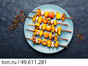 Fried vegetables on skewers, vegetable kebab. Pumpkin, tomato, zucchini and pepper shashlik. Appetizing vegetable kebab,vegetable skewers. Стоковое фото, агентство Ingram Publishing / Фотобанк Лори