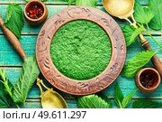 Summer green nettle soup. Fresh nettle chowder. Cream soup.. Rural lunch, nettle soup. Стоковое фото, агентство Ingram Publishing / Фотобанк Лори