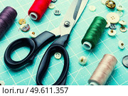 Sewing supplies.Sewing kit, many thread,bobbin and buttons. Set sewing supplies. Стоковое фото, агентство Ingram Publishing / Фотобанк Лори