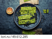 Seafood multi snack from kelp and spirulina. Algae chips. Vegan food.Dry seaweed. Kelp and spirulina chips, vegetarian. Стоковое фото, агентство Ingram Publishing / Фотобанк Лори