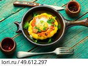 Squash stuffed with couscous and mushrooms. Baked patisson with shakshuka.. Baked stuffed patisson on rural wooden table. Стоковое фото, агентство Ingram Publishing / Фотобанк Лори