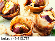 Figs stuffed with suluguni cheese baked with bacon and Greek yogurt sauce.Close up. Figs baked in bacon with goat cheese,macro. Стоковое фото, агентство Ingram Publishing / Фотобанк Лори