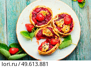 Strawberry shortcake pies on the plate.Tasty tartlets with fresh strawberries.Sweet dessert. Summer tartlets with strawberries. Стоковое фото, агентство Ingram Publishing / Фотобанк Лори