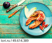 Fried salmon steak with figs.Baked trout on the plate. Roasted trout with figs. Стоковое фото, агентство Ingram Publishing / Фотобанк Лори