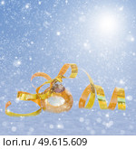 golden chrismas ball with bow in snow background. Стоковое фото, агентство Ingram Publishing / Фотобанк Лори