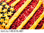 Appetizing homemade pie with red and black currants. Sweet dessert. American flag.USA berry pie.. American berry pie. Стоковое фото, агентство Ingram Publishing / Фотобанк Лори