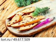 Fresh biscotti cookies with dried cranberries.Cantuccini, christmas food. Italian cranberry biscotti on wooden table. Стоковое фото, агентство Ingram Publishing / Фотобанк Лори