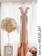 dress up the bride in a wedding dress with corset and lacing. Стоковое фото, агентство Ingram Publishing / Фотобанк Лори