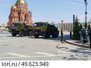 Машины технической помощи, эвакуаторы МТП-А2 на шасси КамАЗ-5350 в движении на улице города, Волгоград, улица Мира, Россия. Редакционное фото, фотограф Андрей Цыганков / Фотобанк Лори