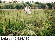 a guy with a girl in light clothes on the background of a green canyon of erosion of the earth. Стоковое фото, агентство Ingram Publishing / Фотобанк Лори