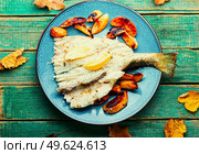 Pike perch baked with autumn fruits on old wooden table. Baked dietary fish with quince. Стоковое фото, агентство Ingram Publishing / Фотобанк Лори