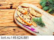 Fresh biscotti cookies with dried cranberries.Cantuccini, christmas food. Italian cranberry biscotti on wooden table. Стоковое фото, агентство Ingram Publishing / Фотобанк Лори