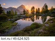 sunrise in summer over pond close to Lago di Limides, Colle Santa Lucia, Dolomites, Italy. sunrise over pond close to Lago di Limides, Dolomites, Italy. Стоковое фото, агентство Ingram Publishing / Фотобанк Лори