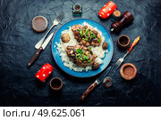 Chicken meat with mushroom sauce on a white rice pad. Chicken breast with sicilian marsala sauce.. Chicken with marsala sauce and rice. Стоковое фото, агентство Ingram Publishing / Фотобанк Лори
