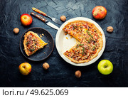 Apple quiche with cheese filling. Quiche autumn pie with apples.. Quiche open apple pie. Стоковое фото, агентство Ingram Publishing / Фотобанк Лори