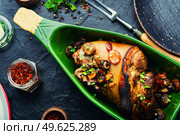 Delicious roast pork knuckle in the baking dish. Pork hock, German cuisine. Appetizing baked pork leg. Стоковое фото, агентство Ingram Publishing / Фотобанк Лори