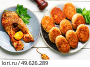 Homemade minced fish cutlets and fish steak. Grilled silver carp and fish cutlets. Стоковое фото, агентство Ingram Publishing / Фотобанк Лори
