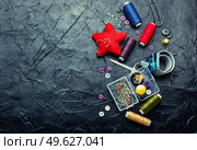 Sew threads, set needles, buttons and seamstress tools. Sewing accessories. Space for text. A set of accessories for needlework. Стоковое фото, агентство Ingram Publishing / Фотобанк Лори