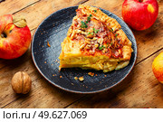 Apple quiche with cheese filling. Quiche pie with apples.. Baked quiche, open apple pie. Стоковое фото, агентство Ingram Publishing / Фотобанк Лори
