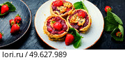 Delicious tartlets with berry jam.Cake with strawberries.Long banner. Summer tartlets with strawberries,extra wide. Стоковое фото, агентство Ingram Publishing / Фотобанк Лори