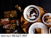 spelling coffee plate  with  coffee grounds and Tarot cards served at dark wooden table. devination concept . Стоковое фото, агентство Ingram Publishing / Фотобанк Лори