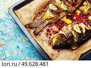 Baked carp with fruits, berries and spices. Grilled seafood. Delicious carp grilled with kiwi and mango. Стоковое фото, агентство Ingram Publishing / Фотобанк Лори