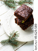 Panforte is a Christmas or New Year pastry made from a mixture of nuts, candied fruits, spices, honey. Italian Christmas pastries. Panforte, dried fruit and nut cake, brownie. Стоковое фото, агентство Ingram Publishing / Фотобанк Лори
