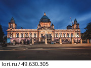 Illuminated Belfast City Hall at night, Belfast, Northern Ireland, United Kingdom. Illuminated Belfast City Hall, Belfast, Northern Ireland. Стоковое фото, агентство Ingram Publishing / Фотобанк Лори