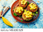 Vegan food, quinoa cutlet garnished with mango. Baked vegetarian burger. Vegan quinoa cutlets. Стоковое фото, агентство Ingram Publishing / Фотобанк Лори