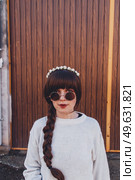 Young brunette woman with retro and hippy style. Стоковое фото, агентство Ingram Publishing / Фотобанк Лори
