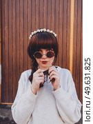 Young brunette woman with retro and hippy style. Стоковое фото, агентство Ingram Publishing / Фотобанк Лори