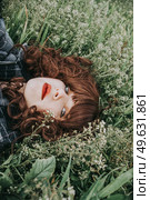 Young beautiful woman resting in a field of flowers. Стоковое фото, агентство Ingram Publishing / Фотобанк Лори