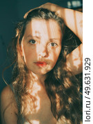 Artistic portrait of a young woman with retro shadow play style. Стоковое фото, агентство Ingram Publishing / Фотобанк Лори