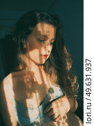 Artistic portrait of a young woman with retro shadow play style. Стоковое фото, агентство Ingram Publishing / Фотобанк Лори