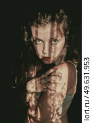 Artistic portrait of a young woman with retro shadow play style. Стоковое фото, агентство Ingram Publishing / Фотобанк Лори