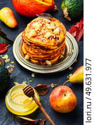 Delicious fritter on the table. Tasty pancakes with fruits.. Pile homemade pancakes, dessert. Стоковое фото, агентство Ingram Publishing / Фотобанк Лори