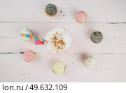 cupcakes and elicious hot cocoa over a wooden pink background. Стоковое фото, агентство Ingram Publishing / Фотобанк Лори