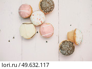 Delicious mix of pastel thones cupcakes. Стоковое фото, агентство Ingram Publishing / Фотобанк Лори