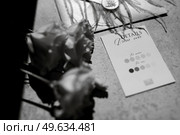 wedding invitation in a gray envelope on a table with green sprigs. Стоковое фото, агентство Ingram Publishing / Фотобанк Лори
