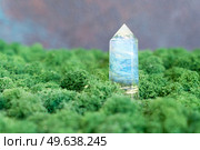gemstone mineral on mysterious natural forest moss background, quartz crystal close up. Magic healing Reiki Crystal Ritual, Witchcraft, spiritual esoteric practice. Healing crystals on brown background. Стоковое фото, агентство Ingram Publishing / Фотобанк Лори