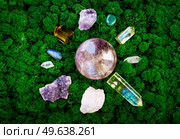 gemstones minerals on mysterious natural forest moss background, quartz and calcite crystals top view . Magic healing Rock for Reiki Crystal Ritual, Witchcraft, spiritual esoteric practice. Healing crystals on brown background. Стоковое фото, агентство Ingram Publishing / Фотобанк Лори