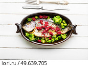 Delicious sea bream baked with raspberries and broccoli.. Tasty gilthead fish in berry sauce. Стоковое фото, агентство Ingram Publishing / Фотобанк Лори